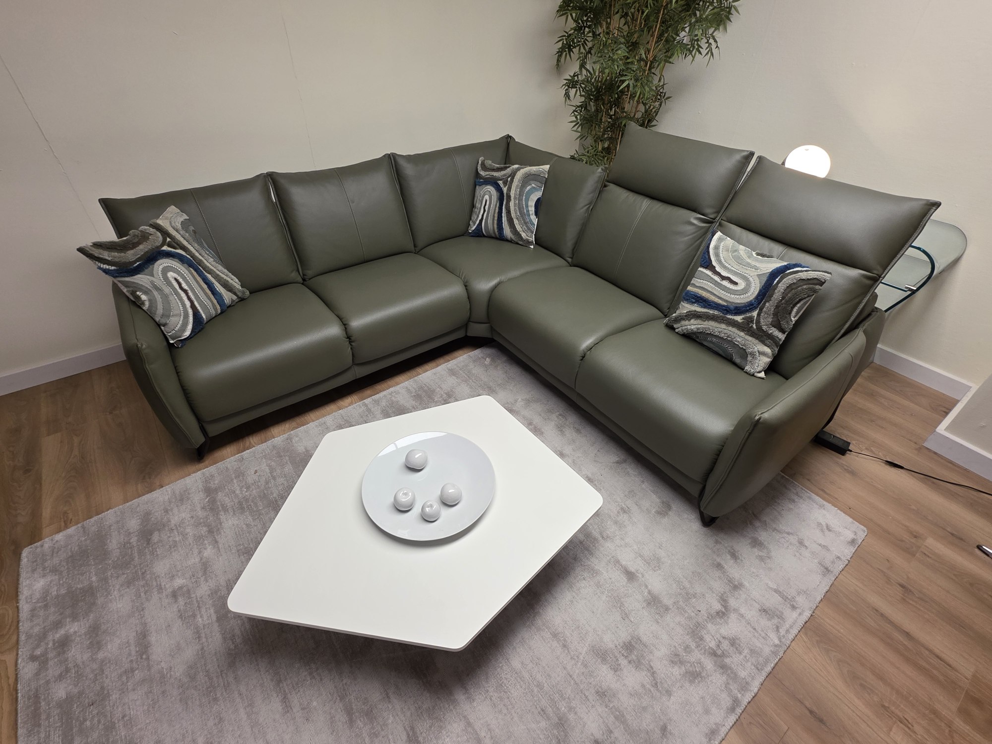 ROM - VITIS CORNER GROUP 240 X 230 cms - Lee Longlands