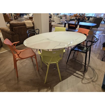 KARTELL GLOSSY OVAL TABLE WITH 4 X A.I. CHAIRS AND 2 X MASTERS CHAIRS