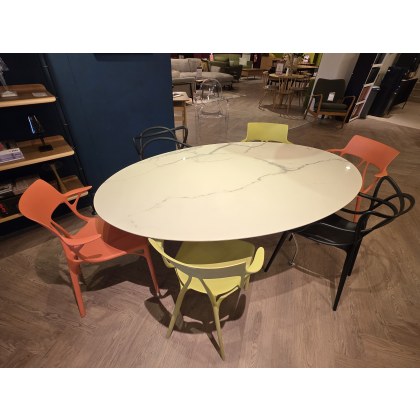 KARTELL GLOSSY OVAL TABLE WITH 4 X A.I. CHAIRS AND 2 X MASTERS CHAIRS