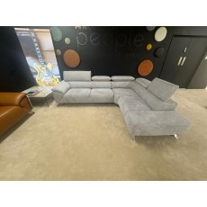 NICOLETTI CORNER GROUP WITH RHF CHAISE
