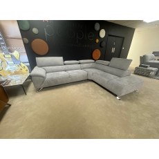 NICOLETTI CORNER GROUP WITH RHF CHAISE