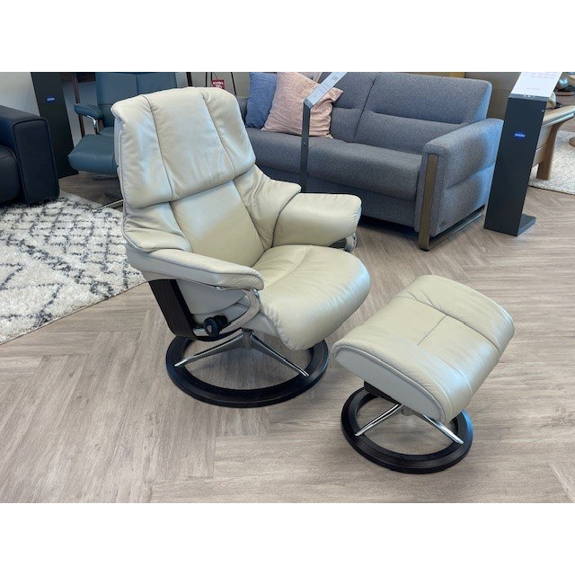 Ekornes Stressless Reno Medium Chair & Stool in Signature Base Ekornes Stressless Reno Medium Chair & Stool in Signature Base