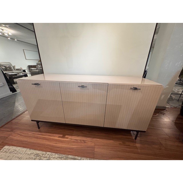 Cyndia 3 door buffet Cyndia 3 door buffet