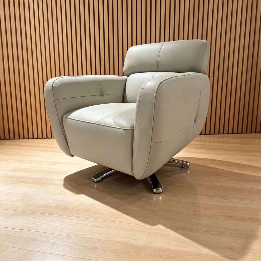 Tullio Swivel Chair in Leather Tullio Swivel Chair in Leather