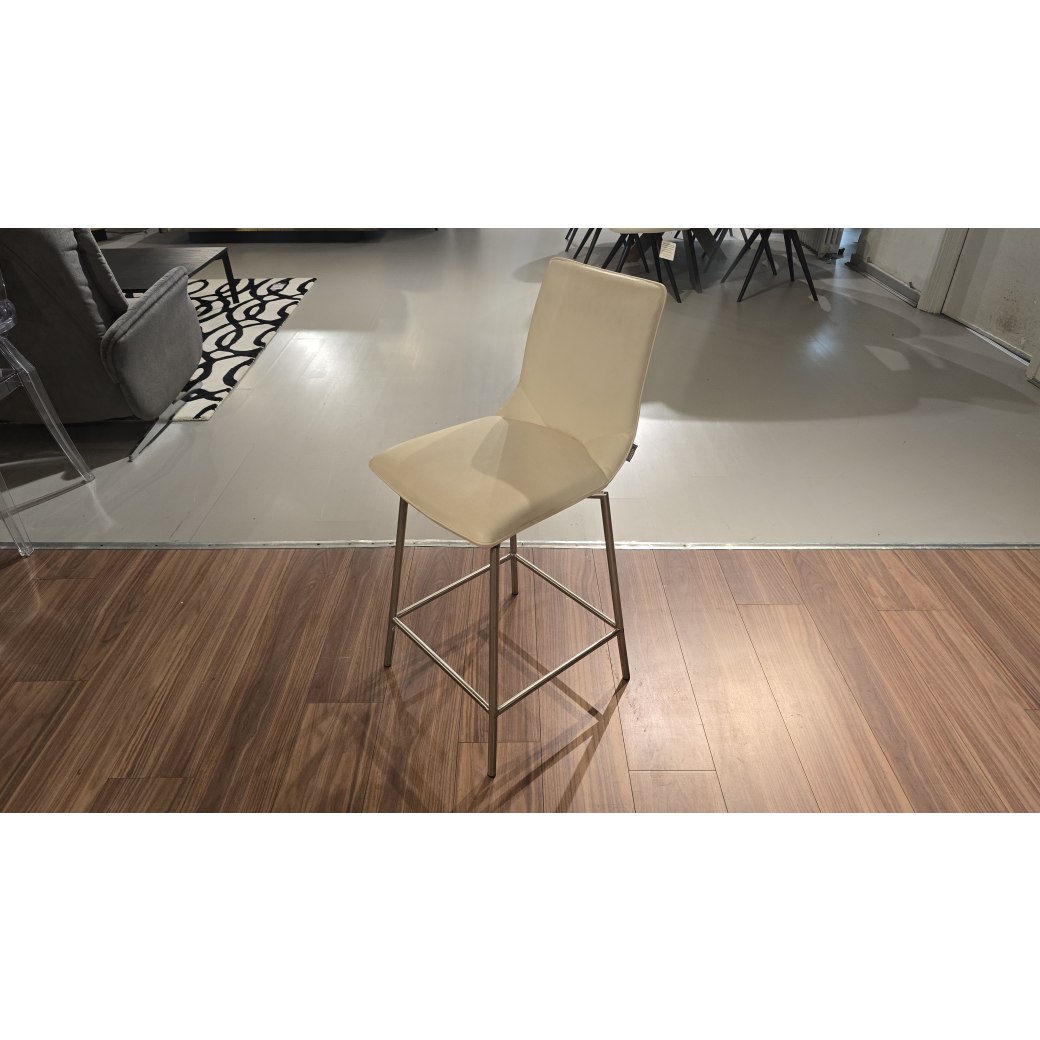 Davy Barstool in Mereno White Davy Barstool in Mereno White